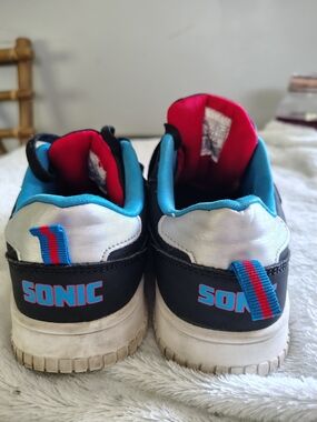 Sonix Kids Sneakers in Black, Blue & Red